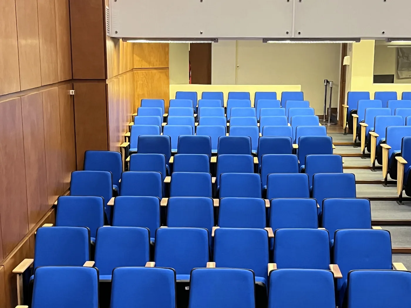 La sala del Auditorio UPB vista desde el escenario, con las filas de butacas azules