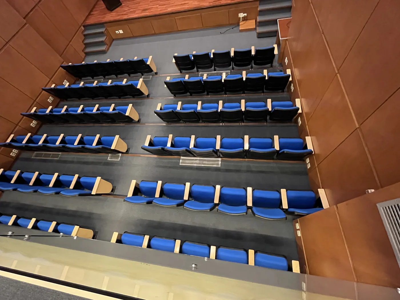 Las filas de la platea del Auditorio UPB vistas desde arriba, con el escenario al fondo
